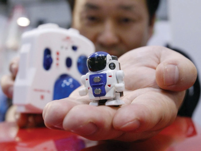 أصغر جهاز موجه يعمل بالأشعة تحت الحمراء يقوم بتحريك «روبوت»