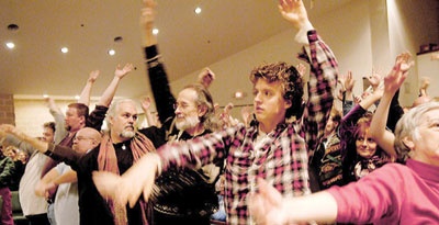 باحثون يفكون شفرة تحريك اليدين أثناء المشي