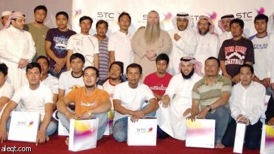 «الاتصالات السعودية» تكرم 22 مقيماً أشهروا إسلامهم في خيمة أبها السياحية