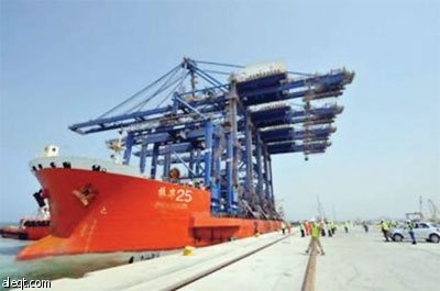 وصول أضخم الرافعات في العالم إلى ميناء جدة الإسلامي