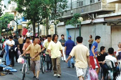 عودة العمالة الآسيوية إلى بلادها تخفض إيداعات التحويلات