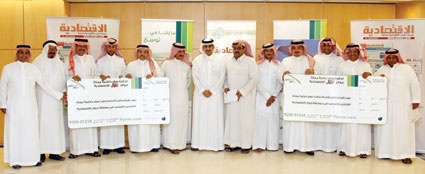 الفائزون بجوائز  جوال الاقتصادية يتسلمون تذاكر سفرهم من طيران ناس