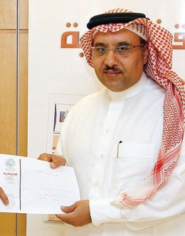 الفائزون بجوائز  جوال الاقتصادية يتسلمون تذاكر سفرهم من طيران ناس