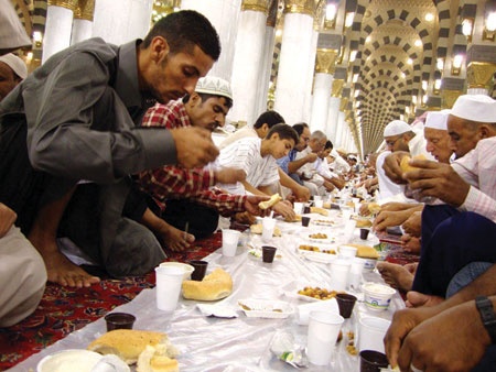 المسجد النبوي .. التجار يتسابقون لحجز أماكن تفطير الصائمين