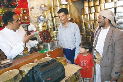 رمضان يقفز بأسعار التمور في اليمن.. والمنتج السعودي يتسيد