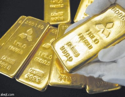 المستثمرون يلجؤون للذهب ويرفعونه إلى حدود 1000 دولار