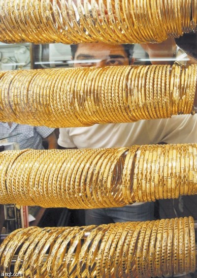 الذهب قرب 1000 دولار مع ضعف العملة الأمريكية