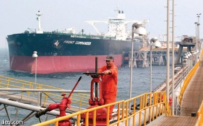 تقرير: النفط يبقى حبيس النطاق السعري رغم ضعف الدولار .. والغاز الطبيعي يتعافى