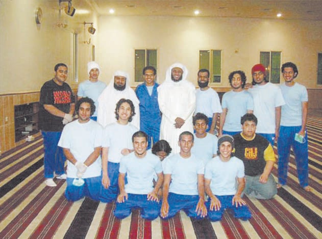 شباب وفتيات يطلقون حملة لتنظيف المساجد على الطرق