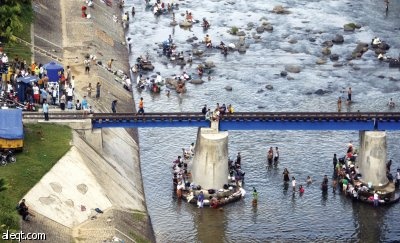 4 آلاف شخص تحت الأنقاض في إندونيسيا