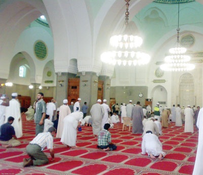 العودة: المرأة القريبة من المسجد تصلي وحدها وإذا ائتمَّت بصلاة إمام المسجد جائز