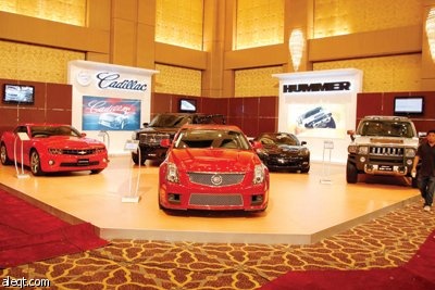 زوار معرض«أكسس» يفتنون بجمال السيارات الفارهة.. وبقوة أدائها