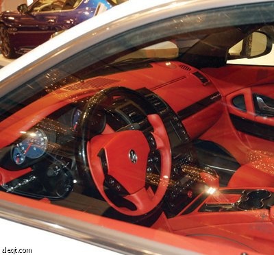 زوار معرض«أكسس» يفتنون بجمال السيارات الفارهة.. وبقوة أدائها