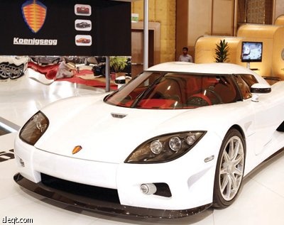 زوار معرض«أكسس» يفتنون بجمال السيارات الفارهة.. وبقوة أدائها