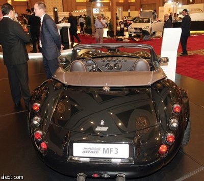 زوار معرض«أكسس» يفتنون بجمال السيارات الفارهة.. وبقوة أدائها