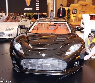 زوار معرض«أكسس» يفتنون بجمال السيارات الفارهة.. وبقوة أدائها