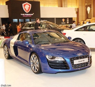 زوار معرض«أكسس» يفتنون بجمال السيارات الفارهة.. وبقوة أدائها