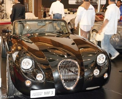 زوار معرض«أكسس» يفتنون بجمال السيارات الفارهة.. وبقوة أدائها