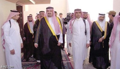 أمير الجوف يتفقد مشروع الإسكان التنموي في القريات