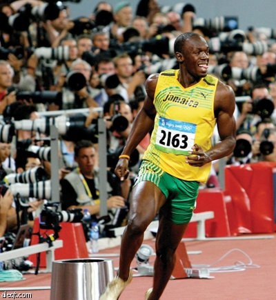 أسرع رجل في العالم يتبنى أسرع حيوان في العالم