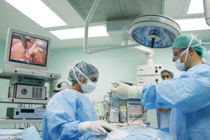 يتم تطبيق المعايير والمواصفات العالمية بغرف العمليات وكذلك آخرالمستجدات الطبية ضمانا  لنجاح العمليات