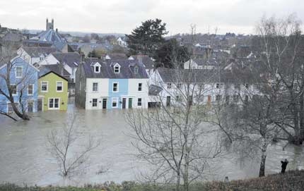 بريطانيا: فيضانات تحاصر مئات المنازل.. والسلطات تشرع في الإجلاء