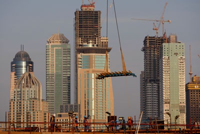 ملف إخباري .. أزمة ديون دبي تهدد مصداقية بنوك الامارات