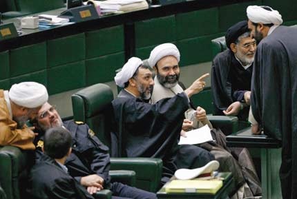 رجال الدين الإيرانيون في الحديقة الخلفية