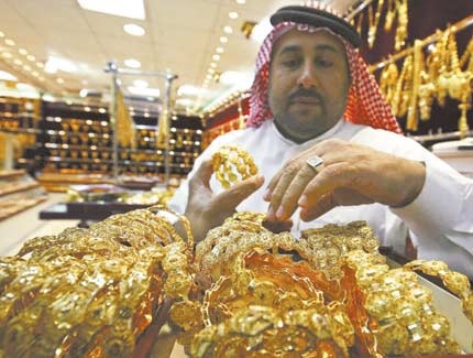 صناديق الاستثمار وضعف الدولار يزيدان من بريق الذهب