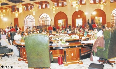 البنوك المركزية الخليجية تطبق حظر «الإقراض العام» بعد 5 أيام