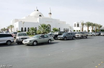 المسجد النموذجي يهتم بالخدمات ومنها مواقف السيارات .. والشعبي لا جديد