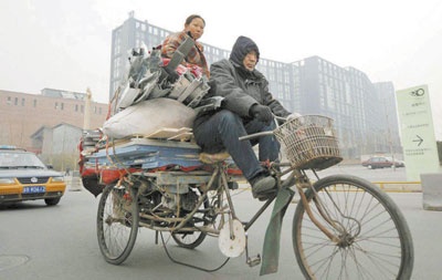 «قمامة الفلبين» تصنع قطع الاكسسوارات والحقائب