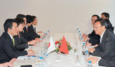 ليس شيئا مقلدا آخر