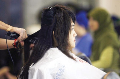 إندونيسيا : علماء بصدد إصدار فتوى تحرم فرد الشعر