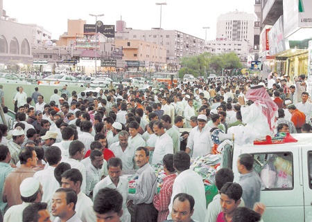 مصير المدن السكنية للعمالة معلق بين 6 جهات حكومية لإنقاذ الأحياء العائلية