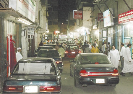 شح الأراضي والإجراءات وراء تعثر مبادرات إنشاء مجمعات العمال