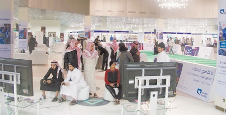 «موبايلي» ترعى معرض مصادر المعرفة وتشجع على القراءة الإلكترونية