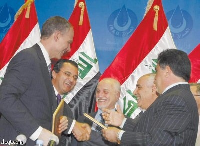 العراق يوقع عقدا مع «شل» و«إكسون موبيل»
