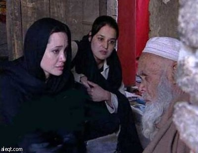 أنجلينا جولي تزور الفقراء وتمنحهم نصف ثروتها وفنانون عرب مشغولون بتقليد اللبس والتهريج