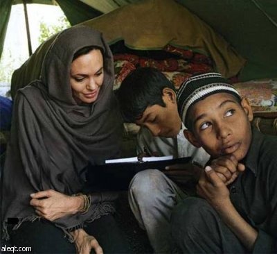 أنجلينا جولي تزور الفقراء وتمنحهم نصف ثروتها وفنانون عرب مشغولون بتقليد اللبس والتهريج