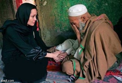 أنجلينا جولي تزور الفقراء وتمنحهم نصف ثروتها وفنانون عرب مشغولون بتقليد اللبس والتهريج