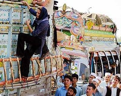 أنجلينا جولي تزور الفقراء وتمنحهم نصف ثروتها وفنانون عرب مشغولون بتقليد اللبس والتهريج