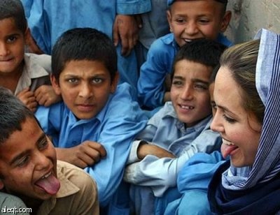 أنجلينا جولي تزور الفقراء وتمنحهم نصف ثروتها وفنانون عرب مشغولون بتقليد اللبس والتهريج