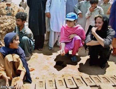 أنجلينا جولي تزور الفقراء وتمنحهم نصف ثروتها وفنانون عرب مشغولون بتقليد اللبس والتهريج