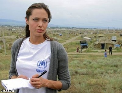 أنجلينا جولي تزور الفقراء وتمنحهم نصف ثروتها وفنانون عرب مشغولون بتقليد اللبس والتهريج