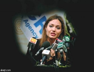 أنجلينا جولي تزور الفقراء وتمنحهم نصف ثروتها وفنانون عرب مشغولون بتقليد اللبس والتهريج