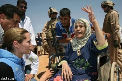 أنجلينا جولي تزور الفقراء وتمنحهم نصف ثروتها وفنانون عرب مشغولون بتقليد اللبس والتهريج
