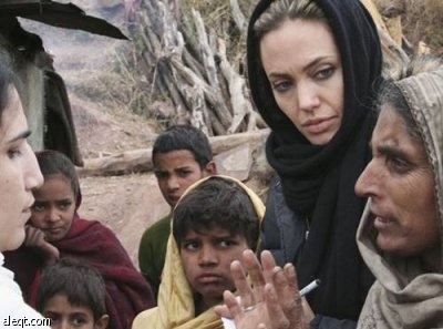 أنجلينا جولي تزور الفقراء وتمنحهم نصف ثروتها وفنانون عرب مشغولون بتقليد اللبس والتهريج