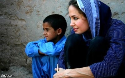 أنجلينا جولي تزور الفقراء وتمنحهم نصف ثروتها وفنانون عرب مشغولون بتقليد اللبس والتهريج