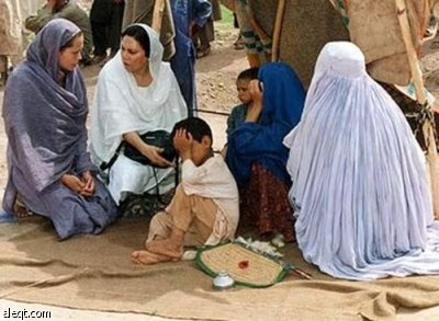 أنجلينا جولي تزور الفقراء وتمنحهم نصف ثروتها وفنانون عرب مشغولون بتقليد اللبس والتهريج